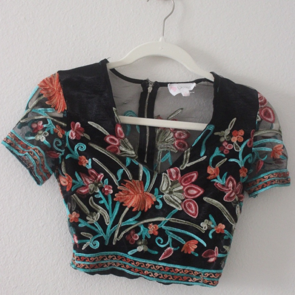 L’ATISTE by Amy Embroidered Cropped Top